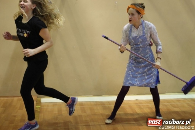 Zdjęcie w galerii na portalu naszraciborz.pl: Kolorowo i bajkowo na balu w ZSOMS wiadomości z regionu