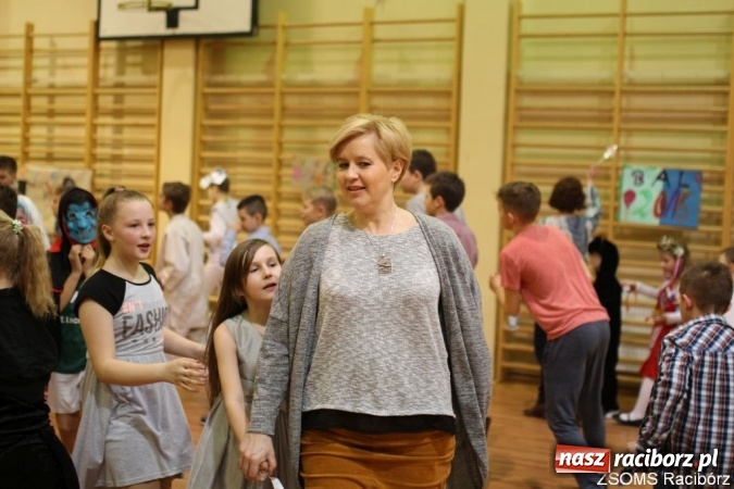 Zdjęcie w galerii na portalu naszraciborz.pl: Kolorowo i bajkowo na balu w ZSOMS wiadomości z regionu