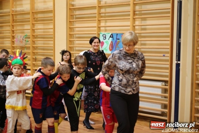 Zdjęcie w galerii na portalu naszraciborz.pl: Kolorowo i bajkowo na balu w ZSOMS wiadomości z regionu