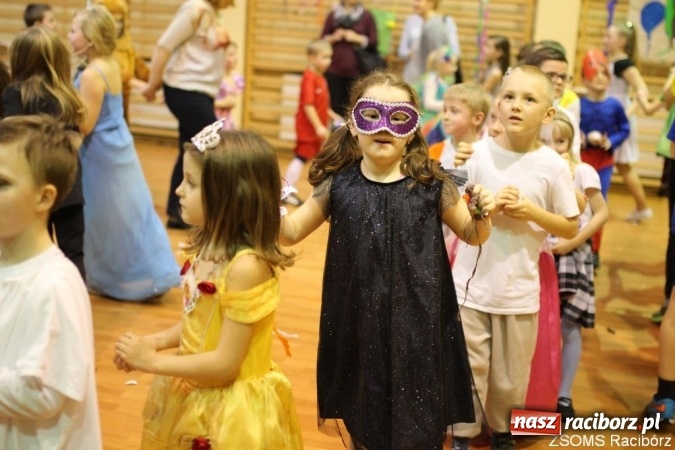 Zdjęcie w galerii na portalu naszraciborz.pl: Kolorowo i bajkowo na balu w ZSOMS wiadomości z regionu