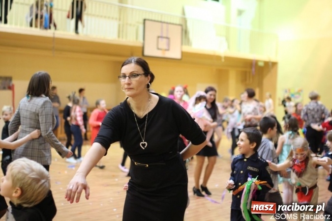 Zdjęcie w galerii na portalu naszraciborz.pl: Kolorowo i bajkowo na balu w ZSOMS wiadomości z regionu