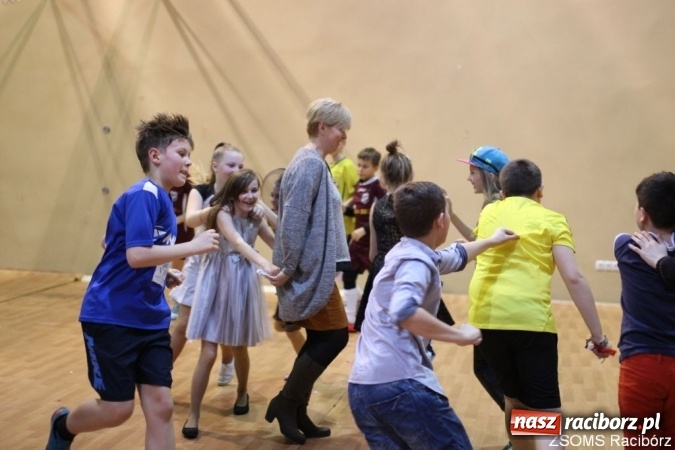 Zdjęcie w galerii na portalu naszraciborz.pl: Kolorowo i bajkowo na balu w ZSOMS wiadomości z regionu