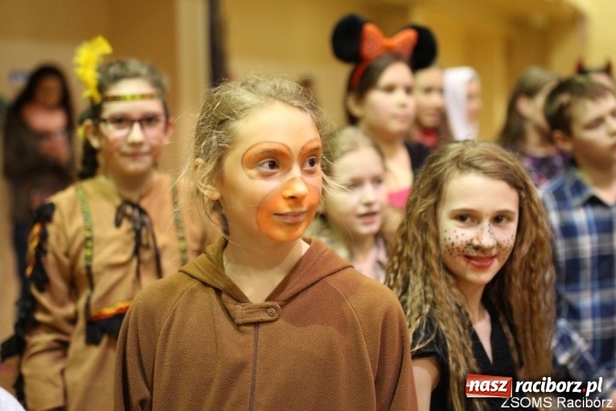 Zdjęcie w galerii na portalu naszraciborz.pl: Kolorowo i bajkowo na balu w ZSOMS wiadomości z regionu