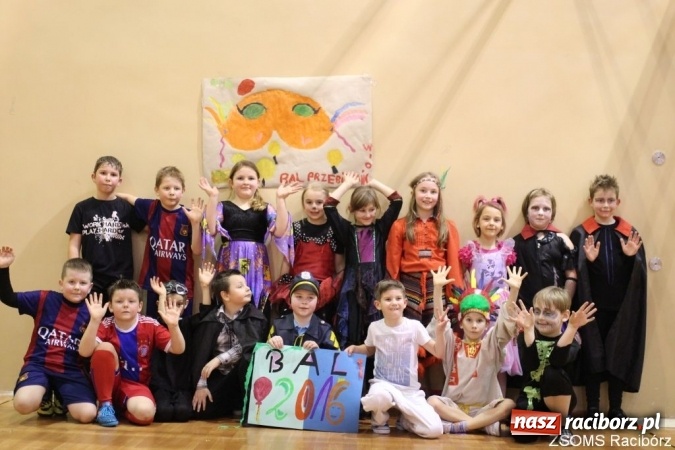 Zdjęcie w galerii na portalu naszraciborz.pl: Kolorowo i bajkowo na balu w ZSOMS wiadomości z regionu