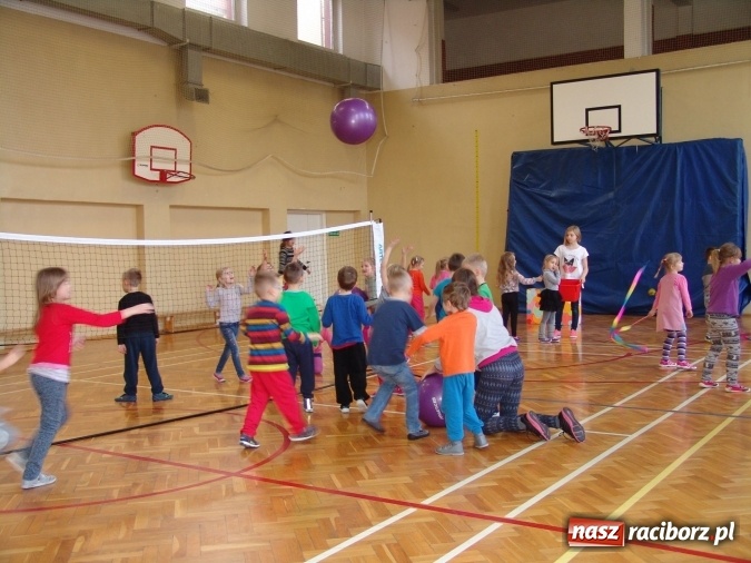 Zdjęcie w galerii na portalu naszraciborz.pl: Najstarsze przedszkolaki znów w progach SP18 wiadomości z regionu