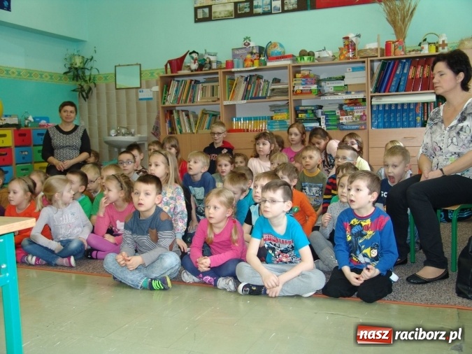 Zdjęcie w galerii na portalu naszraciborz.pl: Najstarsze przedszkolaki znów w progach SP18 wiadomości z regionu