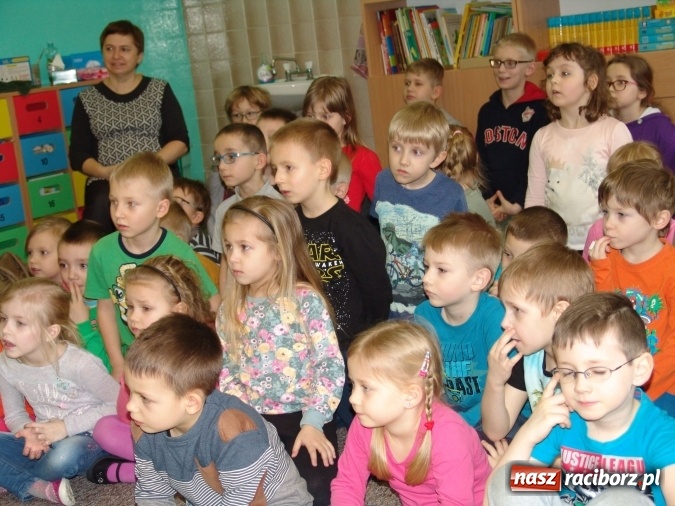 Zdjęcie w galerii na portalu naszraciborz.pl: Najstarsze przedszkolaki znów w progach SP18 wiadomości z regionu