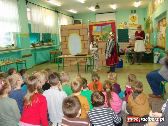 Zdjęcie w galerii na portalu naszraciborz.pl: Najstarsze przedszkolaki znów w progach SP18 wiadomości z regionu