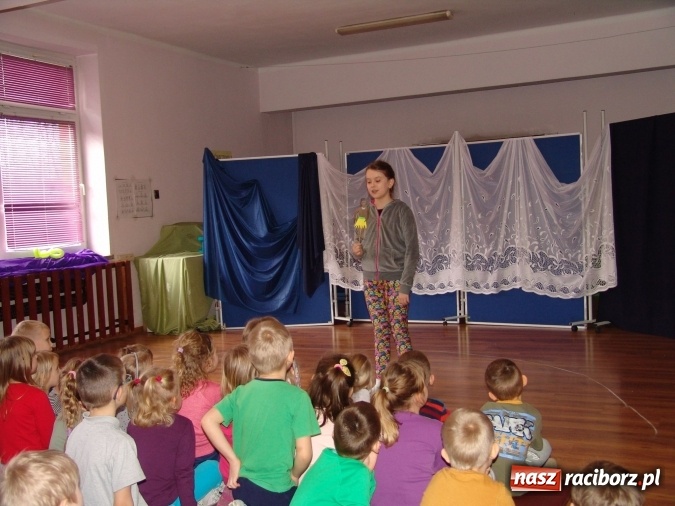 Zdjęcie w galerii na portalu naszraciborz.pl: Najstarsze przedszkolaki znów w progach SP18 wiadomości z regionu