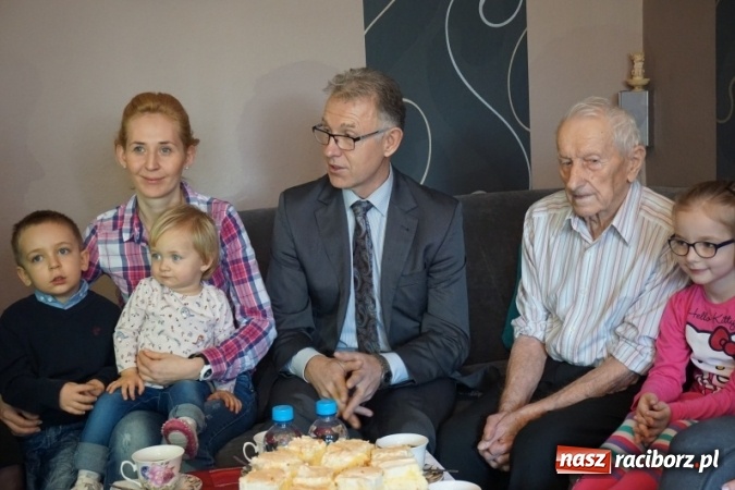 Zdjęcie w galerii na portalu naszraciborz.pl: Sto lat pana Władysława. Życzenia od prezydenta i list od premier, a kondycji nic tylko pozazdrościć wiadomości z regionu