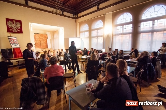 Zdjęcie w galerii na portalu naszraciborz.pl: Wieczorek poetycki poświęcony Jackowi Kaczmarskiemu w Gimnazjum nr 5  wiadomości z regionu