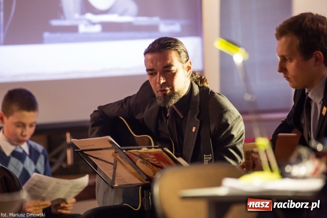 Zdjęcie w galerii na portalu naszraciborz.pl: Wieczorek poetycki poświęcony Jackowi Kaczmarskiemu w Gimnazjum nr 5  wiadomości z regionu