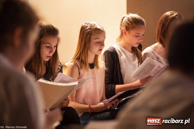 Zdjęcie w galerii na portalu naszraciborz.pl: Wieczorek poetycki poświęcony Jackowi Kaczmarskiemu w Gimnazjum nr 5  wiadomości z regionu