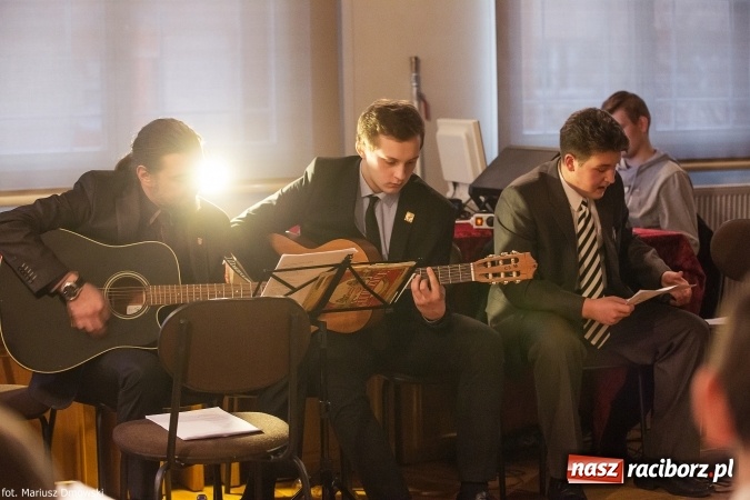 Zdjęcie w galerii na portalu naszraciborz.pl: Wieczorek poetycki poświęcony Jackowi Kaczmarskiemu w Gimnazjum nr 5  wiadomości z regionu