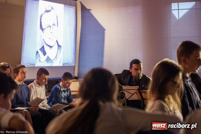 Zdjęcie w galerii na portalu naszraciborz.pl: Wieczorek poetycki poświęcony Jackowi Kaczmarskiemu w Gimnazjum nr 5  wiadomości z regionu