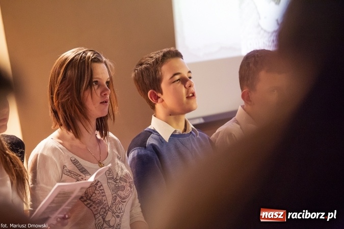 Zdjęcie w galerii na portalu naszraciborz.pl: Wieczorek poetycki poświęcony Jackowi Kaczmarskiemu w Gimnazjum nr 5  wiadomości z regionu