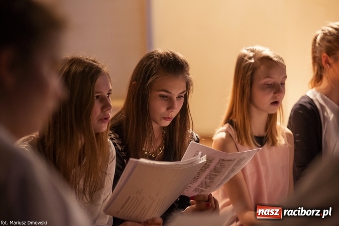 Zdjęcie w galerii na portalu naszraciborz.pl: Wieczorek poetycki poświęcony Jackowi Kaczmarskiemu w Gimnazjum nr 5  wiadomości z regionu