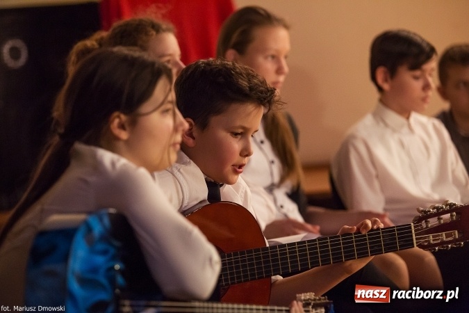 Zdjęcie w galerii na portalu naszraciborz.pl: Wieczorek poetycki poświęcony Jackowi Kaczmarskiemu w Gimnazjum nr 5  wiadomości z regionu
