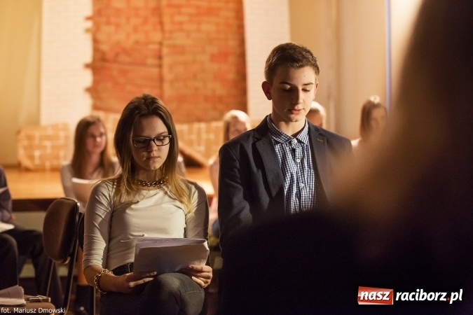 Zdjęcie w galerii na portalu naszraciborz.pl: Wieczorek poetycki poświęcony Jackowi Kaczmarskiemu w Gimnazjum nr 5  wiadomości z regionu