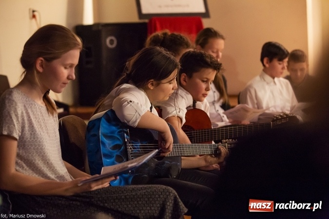 Zdjęcie w galerii na portalu naszraciborz.pl: Wieczorek poetycki poświęcony Jackowi Kaczmarskiemu w Gimnazjum nr 5  wiadomości z regionu