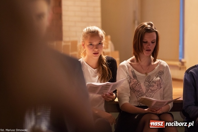 Zdjęcie w galerii na portalu naszraciborz.pl: Wieczorek poetycki poświęcony Jackowi Kaczmarskiemu w Gimnazjum nr 5  wiadomości z regionu