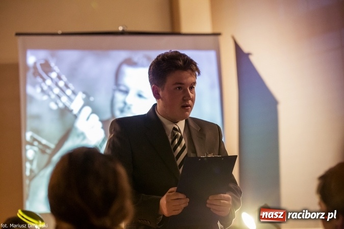 Zdjęcie w galerii na portalu naszraciborz.pl: Wieczorek poetycki poświęcony Jackowi Kaczmarskiemu w Gimnazjum nr 5  wiadomości z regionu