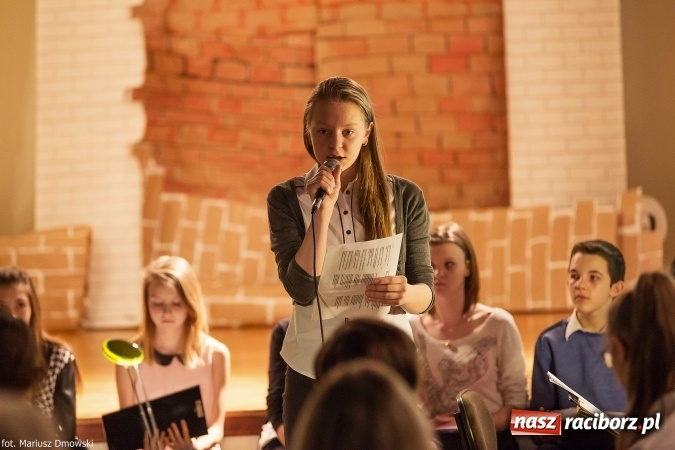 Zdjęcie w galerii na portalu naszraciborz.pl: Wieczorek poetycki poświęcony Jackowi Kaczmarskiemu w Gimnazjum nr 5  wiadomości z regionu