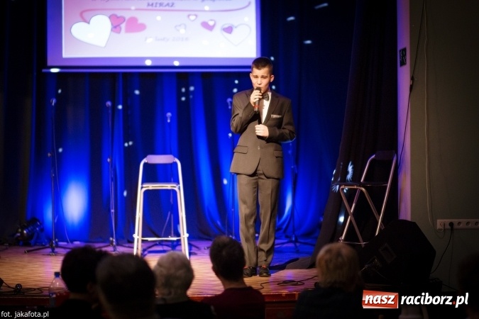 Zdjęcie w galerii na portalu naszraciborz.pl: Walentynkowy czwartek z zespołem Miraż w Młodzieżowym Domu Kultury wiadomości z regionu