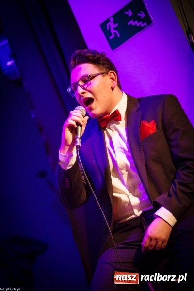 Zdjęcie w galerii na portalu naszraciborz.pl: Walentynkowy czwartek z zespołem Miraż w Młodzieżowym Domu Kultury wiadomości z regionu
