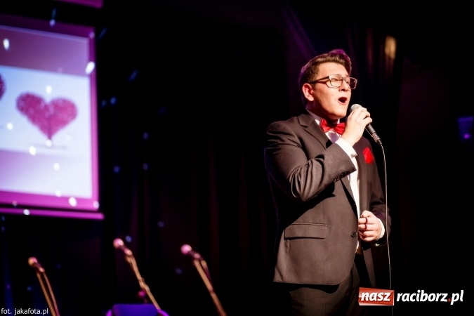 Zdjęcie w galerii na portalu naszraciborz.pl: Walentynkowy czwartek z zespołem Miraż w Młodzieżowym Domu Kultury wiadomości z regionu