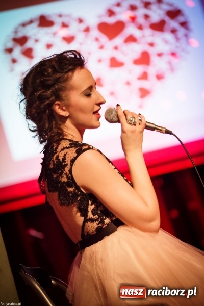 Zdjęcie w galerii na portalu naszraciborz.pl: Walentynkowy czwartek z zespołem Miraż w Młodzieżowym Domu Kultury wiadomości z regionu