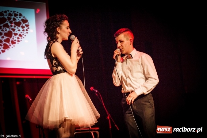 Zdjęcie w galerii na portalu naszraciborz.pl: Walentynkowy czwartek z zespołem Miraż w Młodzieżowym Domu Kultury wiadomości z regionu
