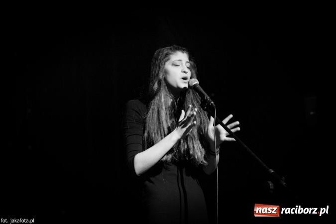 Zdjęcie w galerii na portalu naszraciborz.pl: Walentynkowy czwartek z zespołem Miraż w Młodzieżowym Domu Kultury wiadomości z regionu