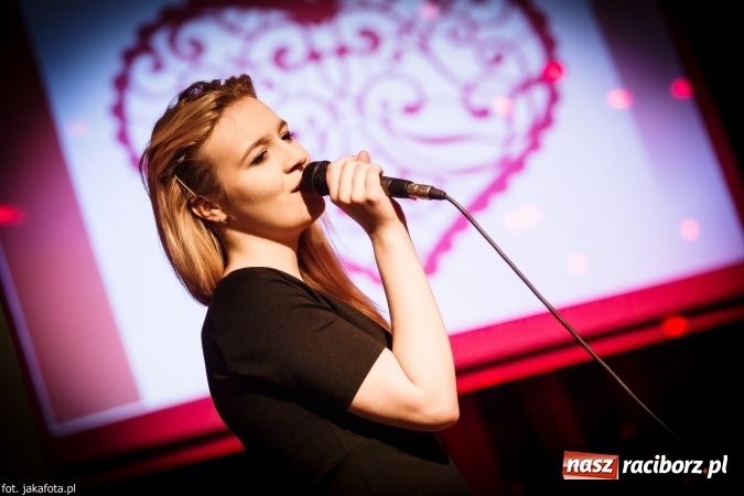 Zdjęcie w galerii na portalu naszraciborz.pl: Walentynkowy czwartek z zespołem Miraż w Młodzieżowym Domu Kultury wiadomości z regionu