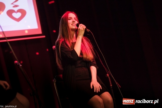 Zdjęcie w galerii na portalu naszraciborz.pl: Walentynkowy czwartek z zespołem Miraż w Młodzieżowym Domu Kultury wiadomości z regionu