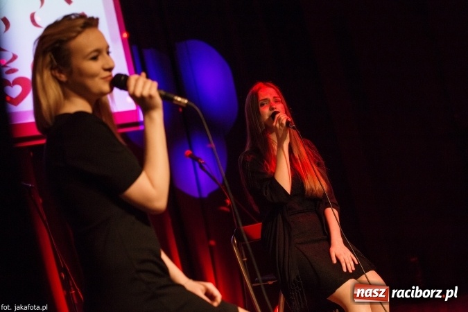 Zdjęcie w galerii na portalu naszraciborz.pl: Walentynkowy czwartek z zespołem Miraż w Młodzieżowym Domu Kultury wiadomości z regionu