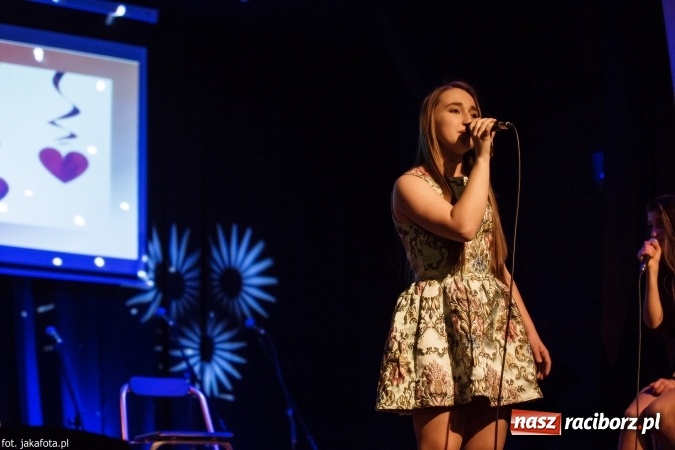 Zdjęcie w galerii na portalu naszraciborz.pl: Walentynkowy czwartek z zespołem Miraż w Młodzieżowym Domu Kultury wiadomości z regionu