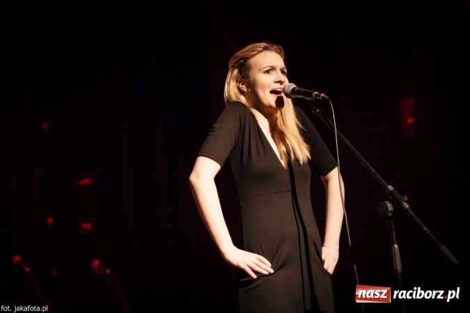 Zdjęcie w galerii na portalu naszraciborz.pl: Walentynkowy czwartek z zespołem Miraż w Młodzieżowym Domu Kultury wiadomości z regionu