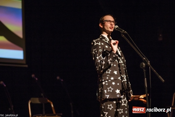 Zdjęcie w galerii na portalu naszraciborz.pl: Walentynkowy czwartek z zespołem Miraż w Młodzieżowym Domu Kultury wiadomości z regionu