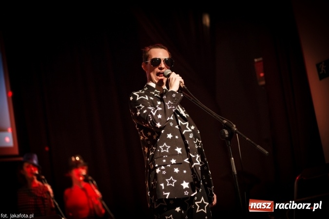 Zdjęcie w galerii na portalu naszraciborz.pl: Walentynkowy czwartek z zespołem Miraż w Młodzieżowym Domu Kultury wiadomości z regionu