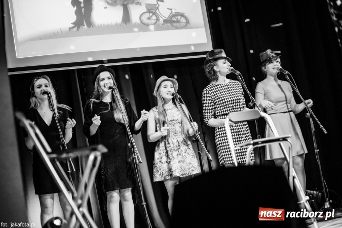 Zdjęcie w galerii na portalu naszraciborz.pl: Walentynkowy czwartek z zespołem Miraż w Młodzieżowym Domu Kultury wiadomości z regionu