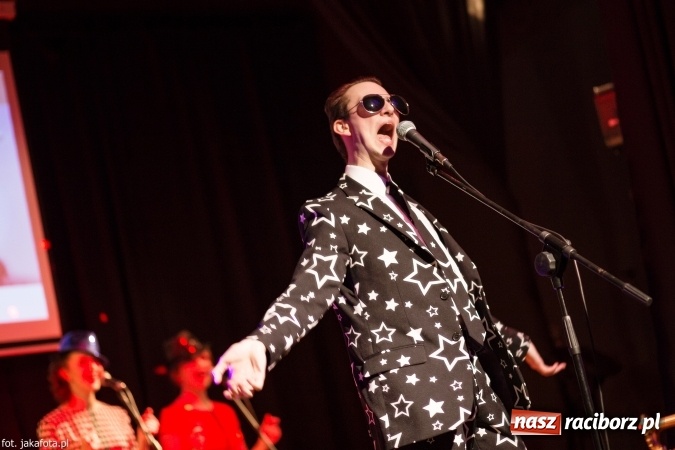 Zdjęcie w galerii na portalu naszraciborz.pl: Walentynkowy czwartek z zespołem Miraż w Młodzieżowym Domu Kultury wiadomości z regionu