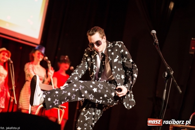 Zdjęcie w galerii na portalu naszraciborz.pl: Walentynkowy czwartek z zespołem Miraż w Młodzieżowym Domu Kultury wiadomości z regionu