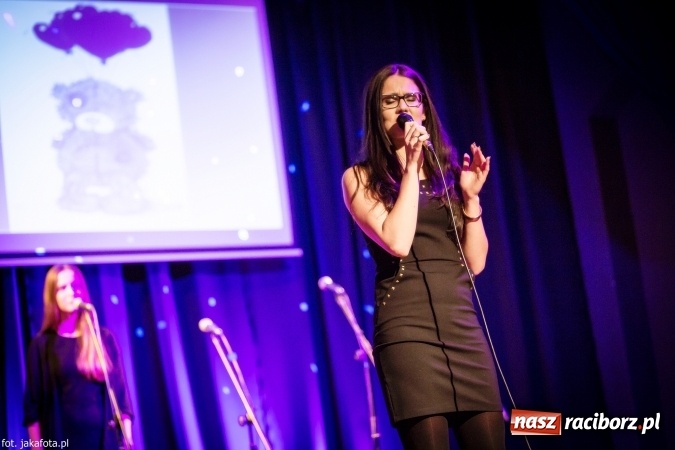 Zdjęcie w galerii na portalu naszraciborz.pl: Walentynkowy czwartek z zespołem Miraż w Młodzieżowym Domu Kultury wiadomości z regionu