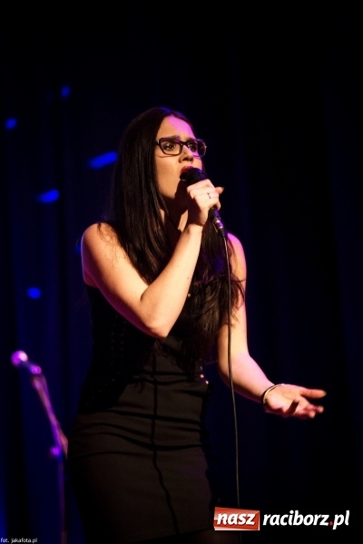 Zdjęcie w galerii na portalu naszraciborz.pl: Walentynkowy czwartek z zespołem Miraż w Młodzieżowym Domu Kultury wiadomości z regionu