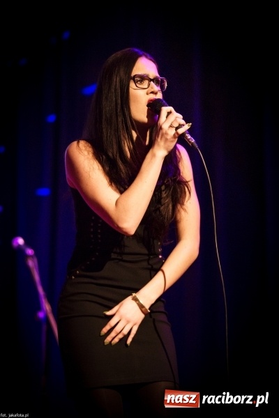 Zdjęcie w galerii na portalu naszraciborz.pl: Walentynkowy czwartek z zespołem Miraż w Młodzieżowym Domu Kultury wiadomości z regionu