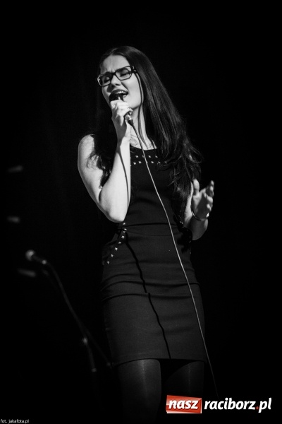 Zdjęcie w galerii na portalu naszraciborz.pl: Walentynkowy czwartek z zespołem Miraż w Młodzieżowym Domu Kultury wiadomości z regionu