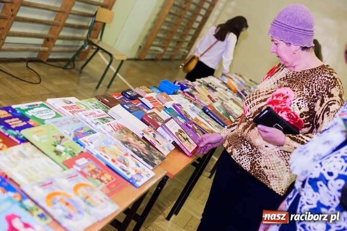 Zdjęcie w galerii na portalu naszraciborz.pl: Dzień książki dla Afryki w Borucinie wiadomości z regionu