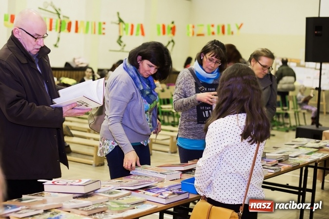 Zdjęcie w galerii na portalu naszraciborz.pl: Dzień książki dla Afryki w Borucinie wiadomości z regionu