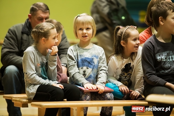 Zdjęcie w galerii na portalu naszraciborz.pl: Dzień książki dla Afryki w Borucinie wiadomości z regionu